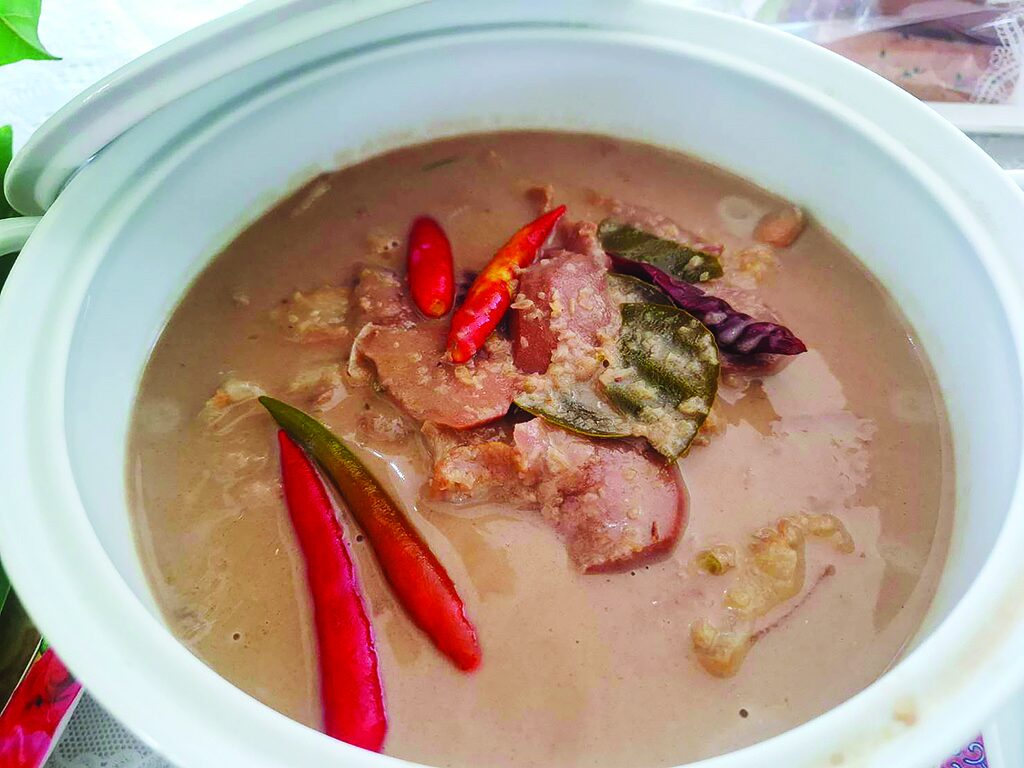 อิ่มอร่อย - ซานาดา แซ่บริมสวนคาเฟ่ เสิร์ฟ‘กระท้อนทองใบใหญ่’