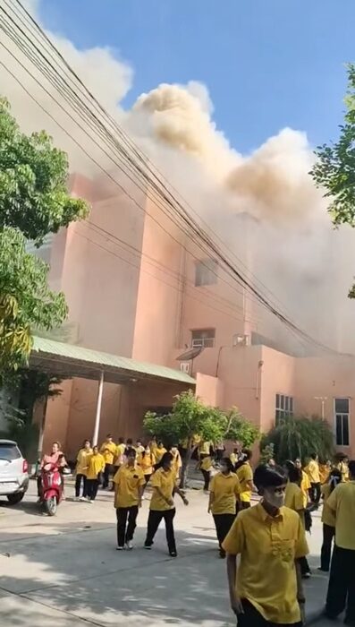 ไฟไหม้ โรงเรียนชื่อดัง ย่านหนองจอก กลุ่มควันพวยพุ่ง ครู-นักเรียนระทึก เจ้าหน้าที่เร่งเข้าทำการควบคุมเพลิง พบกลุ่มควันบริเวณชั้น 3
