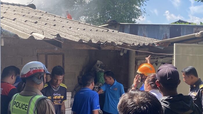 ตาวัย 75 ปี อุ่นแกงไว้แล้วออกไปข้างนอก กลับมาอีกทีแทบช็อก ไฟไหม้บ้าน เผาวอด 3 หลัง เมียป่วยติดเตียงหวิดถูกไฟคลอก ชาวบ้านขนของหนีตายระทึก