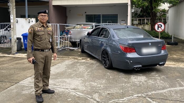 หนุ่มนามสกุลดัง เมาฉุนเดือด ขับรถหรู พุ่งชนรั้วเพื่อนบ้าน ราดของเหลวคล้ายน้ำมันใส่รถ ข้าวของพังเสียหาย คู่กรณีเล่าสาเหตุ ตำรวจโร่ควบคุมตัว