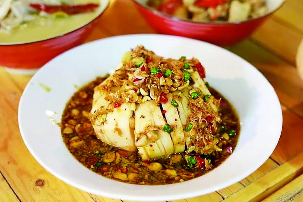 อิ่มอร่อย - ซานาดา แซ่บริมสวนคาเฟ่ เสิร์ฟ‘กระท้อนทองใบใหญ่’