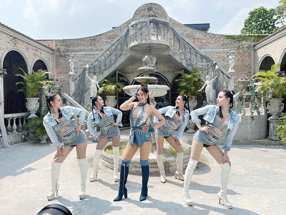 จับกระแสลูกทุ่ง - ‘ใบเฟิร์น สุทธิยา’ลุกส์ใหม่ สลัดหวาน‘นัดฟิน’แซ่บไฟลุก!