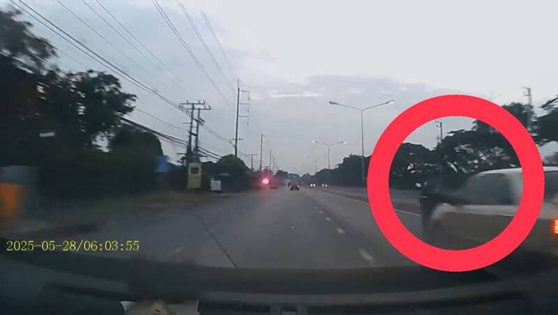 Motorcyclist causes chaos in Pathum Thani, damages vehicles | News by Thaiger