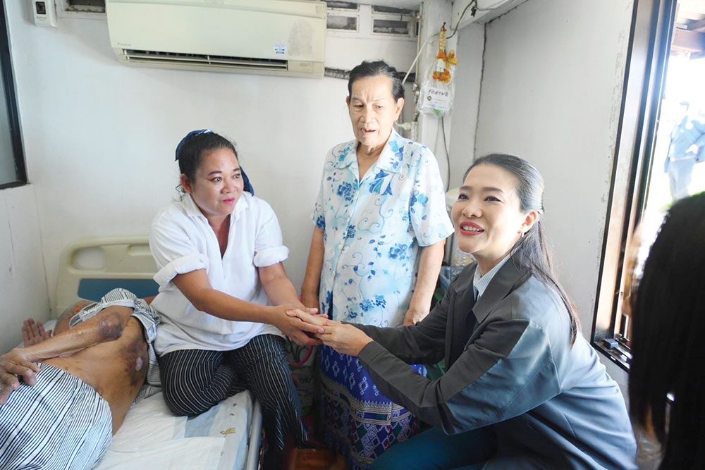 ข่าวสดพระเครื่อง - ‘องค์การตลาด’แบ่งปันสุข เยี่ยมครัวเรือนผู้ป่วยติดเตียง