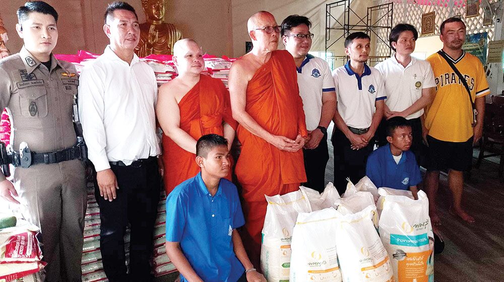 ข่าวสดพระเครื่อง - ทำบุญอายุวัฒนมงคลครบ 61 ปี ‘หลวงพ่อสง่า’แจกทานข้าวสาร
