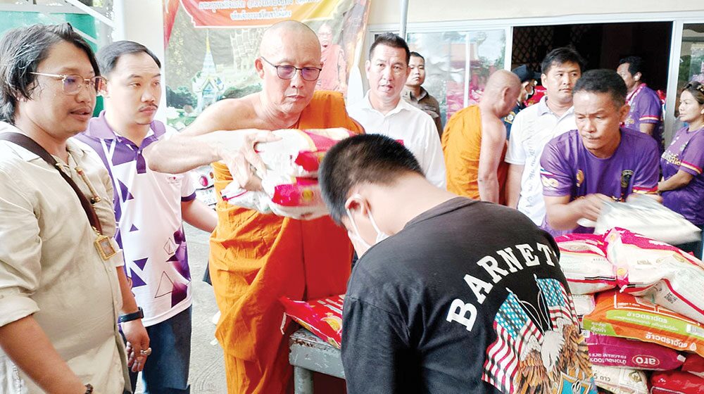 ข่าวสดพระเครื่อง - ทำบุญอายุวัฒนมงคลครบ 61 ปี ‘หลวงพ่อสง่า’แจกทานข้าวสาร