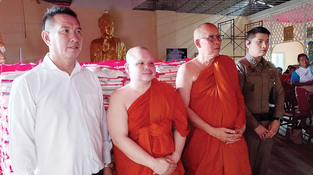 ข่าวสดพระเครื่อง - ทำบุญอายุวัฒนมงคลครบ 61 ปี ‘หลวงพ่อสง่า’แจกทานข้าวสาร