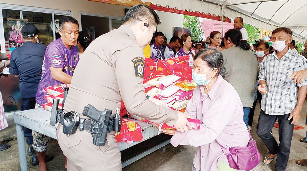 ข่าวสดพระเครื่อง - ทำบุญอายุวัฒนมงคลครบ 61 ปี ‘หลวงพ่อสง่า’แจกทานข้าวสาร