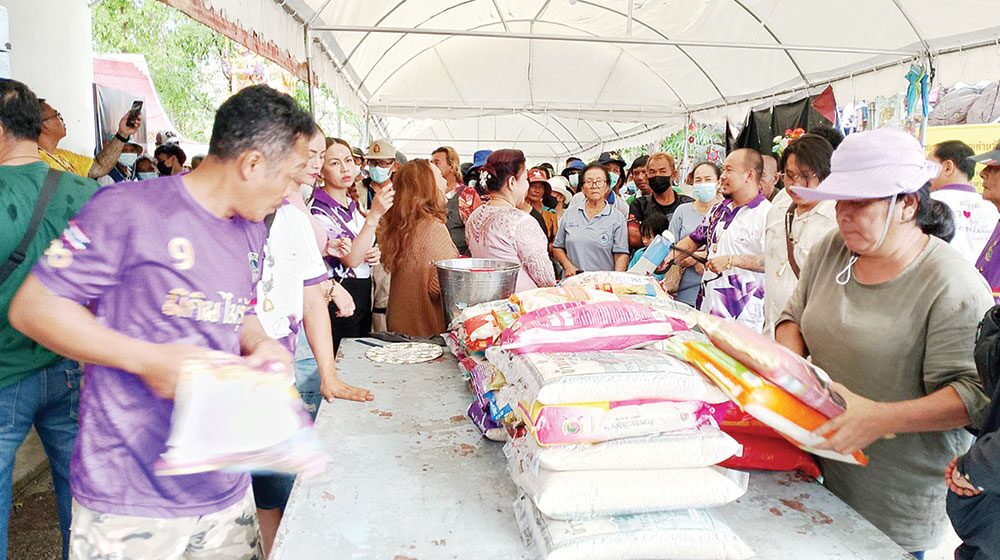 ข่าวสดพระเครื่อง - ทำบุญอายุวัฒนมงคลครบ 61 ปี ‘หลวงพ่อสง่า’แจกทานข้าวสาร
