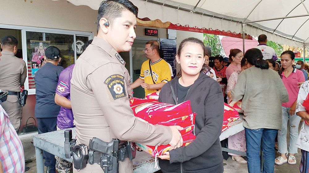 ข่าวสดพระเครื่อง - ทำบุญอายุวัฒนมงคลครบ 61 ปี ‘หลวงพ่อสง่า’แจกทานข้าวสาร
