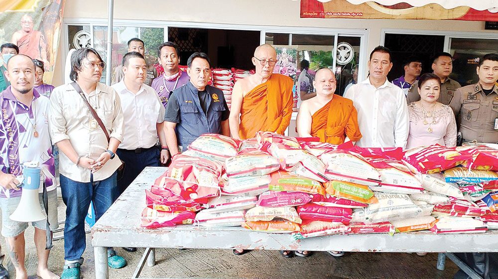 ข่าวสดพระเครื่อง - ทำบุญอายุวัฒนมงคลครบ 61 ปี ‘หลวงพ่อสง่า’แจกทานข้าวสาร