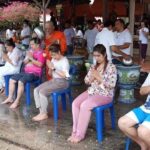 อาบน้ำมนต์ "วัดไผ่เหลือง" เชื่อแก้ปีชง เสริมดวง เสริมบารมี ปัดเป่าสิ่งไม่ดีให้ออกจากตัว