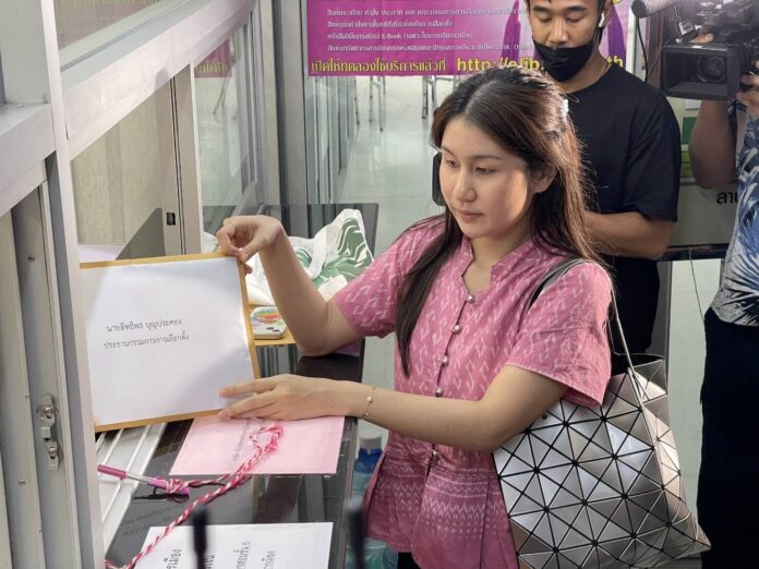 ณฐพร ยื่นกกต.ส่งศาลรธน.สั่ง 138สว.หยุดทำหน้าที่ พบเข้าข่ายล้มล้างการปกครอง