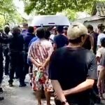 ระอุ! ชายชุดดำยกพวกบุก “ชุมชนริมคลองลาดพร้าว 80” กลางวันแสกๆ-ชาวบ้านลุกฮือต้าน