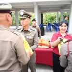 ผบช.น.-ชมรมแม่บ้านตำรวจนครบาล มอบถุงยังชีพ ไข่ไก่ ตำรวจธรรมศาลา 150 นาย