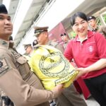 ผบช.น.-ชมรมแม่บ้านตำรวจนครบาล มอบถุงยังชีพ ไข่ไก่ ตำรวจธรรมศาลา 150 นาย