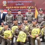 ผบช.น.-ชมรมแม่บ้านตำรวจนครบาล มอบถุงยังชีพ ไข่ไก่ ตำรวจธรรมศาลา 150 นาย