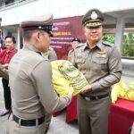 ผบช.น.-ชมรมแม่บ้านตำรวจนครบาล มอบถุงยังชีพ ไข่ไก่ ตำรวจธรรมศาลา 150 นาย