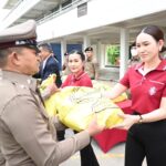 ผบช.น.-ชมรมแม่บ้านตำรวจนครบาล มอบถุงยังชีพ ไข่ไก่ ตำรวจธรรมศาลา 150 นาย