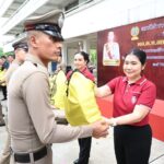 ผบช.น.-ชมรมแม่บ้านตำรวจนครบาล มอบถุงยังชีพ ไข่ไก่ ตำรวจธรรมศาลา 150 นาย