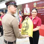 ผบช.น.-ชมรมแม่บ้านตำรวจนครบาล มอบถุงยังชีพ ไข่ไก่ ตำรวจธรรมศาลา 150 นาย