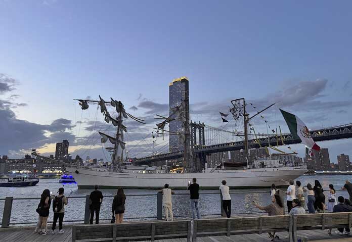 เรือกองทัพเม็กซิโก “ชนสะพานบรูกลิน” เสากระโดงหักยับ สลดดับ 2 ศพ-เจ็บอื้อ