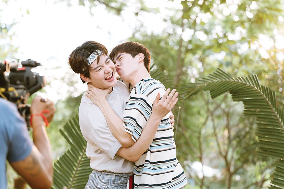 ซุปตาร์บันเทิง - ‘เซ้นต์-ภูม’รักกลางทุ่งนา ‘หวานใจผู้ใหญ่จอม’ทำถึง!
