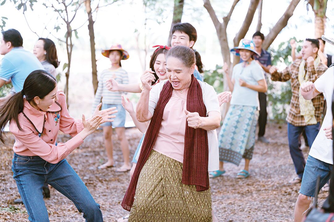 ซุปตาร์บันเทิง - ‘เซ้นต์-ภูม’รักกลางทุ่งนา ‘หวานใจผู้ใหญ่จอม’ทำถึง!
