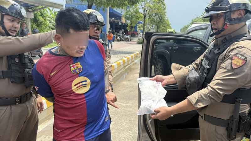 ระทึก ควันดำท่วมถนน กระบะเบิ้ลเครื่อง พยายามหนีตร.เข้าจับยาไอซ์ ซิ่งชนดะ 3 คันรวด 