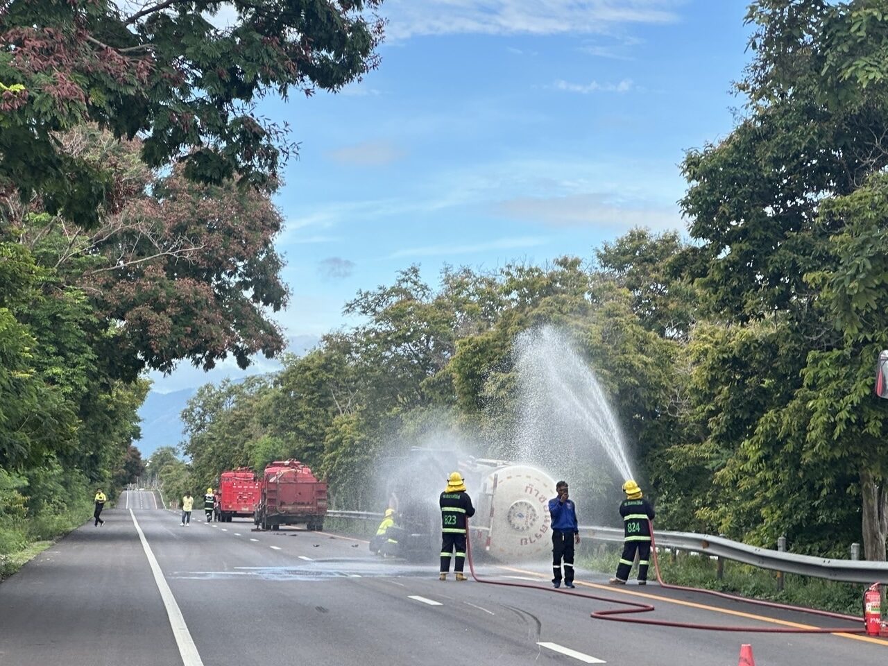 Overturned LPG truck causes road closure in Prachuap Khiri Khan | News by Thaiger