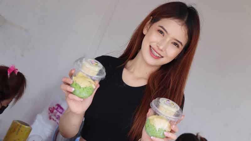 ปีนี้งดเซ็กซี่ ลดดราม่า น้องอั้ม แม่ค้าทุเรียนดัง ขอแต่งตัวน่ารัก โชว์หน้าสวยขายทุเรียน
