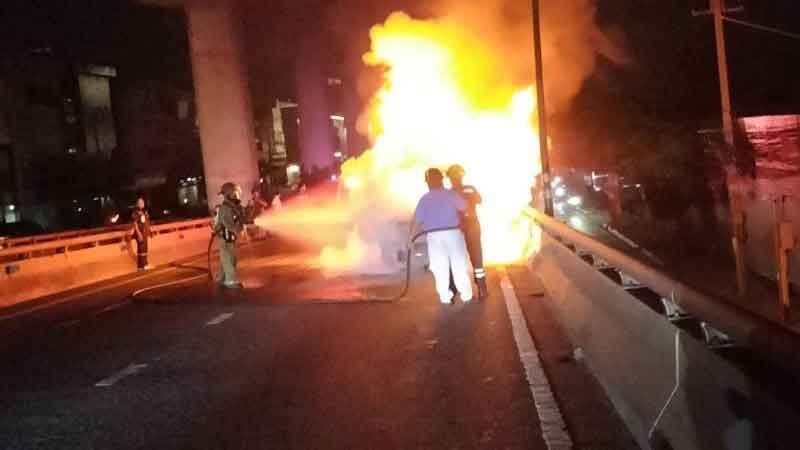 Van fire on Bangkok bridge disrupts traffic, no injuries | News by Thaiger
