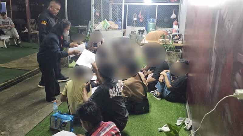 ตม.ระยอง บุกจับ 13 แรงงานเถื่อนจีน ลอบทำงานก่อสร้าง เอื้อบริษัททุนชาติเดียวกัน