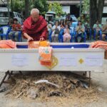 ชาวบ้านร่วมประเพณีโบราณ พิธีสวดบังสุกุล-เผาโลงศพ ไม่พลาดแห่ส่องเลขเด็ดเห็นชัด ลุ้นเสี่ยงโชค