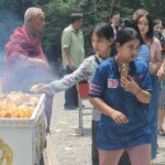 ชาวบ้านร่วมประเพณีโบราณ พิธีสวดบังสุกุล-เผาโลงศพ ไม่พลาดแห่ส่องเลขเด็ดเห็นชัด ลุ้นเสี่ยงโชค