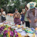 ชาวบ้านร่วมประเพณีโบราณ พิธีสวดบังสุกุล-เผาโลงศพ ไม่พลาดแห่ส่องเลขเด็ดเห็นชัด ลุ้นเสี่ยงโชค