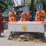 ชาวบ้านร่วมประเพณีโบราณ พิธีสวดบังสุกุล-เผาโลงศพ ไม่พลาดแห่ส่องเลขเด็ดเห็นชัด ลุ้นเสี่ยงโชค