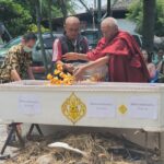 ชาวบ้านร่วมประเพณีโบราณ พิธีสวดบังสุกุล-เผาโลงศพ ไม่พลาดแห่ส่องเลขเด็ดเห็นชัด ลุ้นเสี่ยงโชค