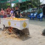 ชาวบ้านร่วมประเพณีโบราณ พิธีสวดบังสุกุล-เผาโลงศพ ไม่พลาดแห่ส่องเลขเด็ดเห็นชัด ลุ้นเสี่ยงโชค