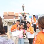 หัวหน้าปชน. ลุยอ้อนขอคะแนนชาวเมืองโคราช แฟนคลับกรี๊ด ชูเลือกเราได้เทศบาลประชาชน