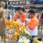 หัวหน้าปชน. ลุยอ้อนขอคะแนนชาวเมืองโคราช แฟนคลับกรี๊ด ชูเลือกเราได้เทศบาลประชาชน