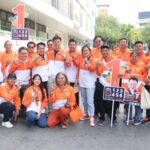 หัวหน้าปชน. ลุยอ้อนขอคะแนนชาวเมืองโคราช แฟนคลับกรี๊ด ชูเลือกเราได้เทศบาลประชาชน