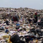 ชาวบ้าน เร่งรื้อกองขยะหาของเก่า หวังขายหาเงินจ่ายค่าเทอม-ซื้อชุดนักเรียน ช้ำราคาตกกระทบวิถีชีวิต