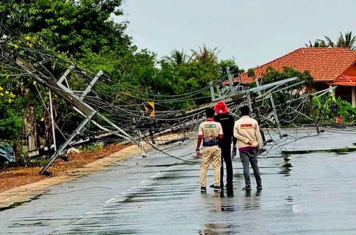 Hailstorm wreaks havoc in That Phanom, topples power lines | News by Thaiger