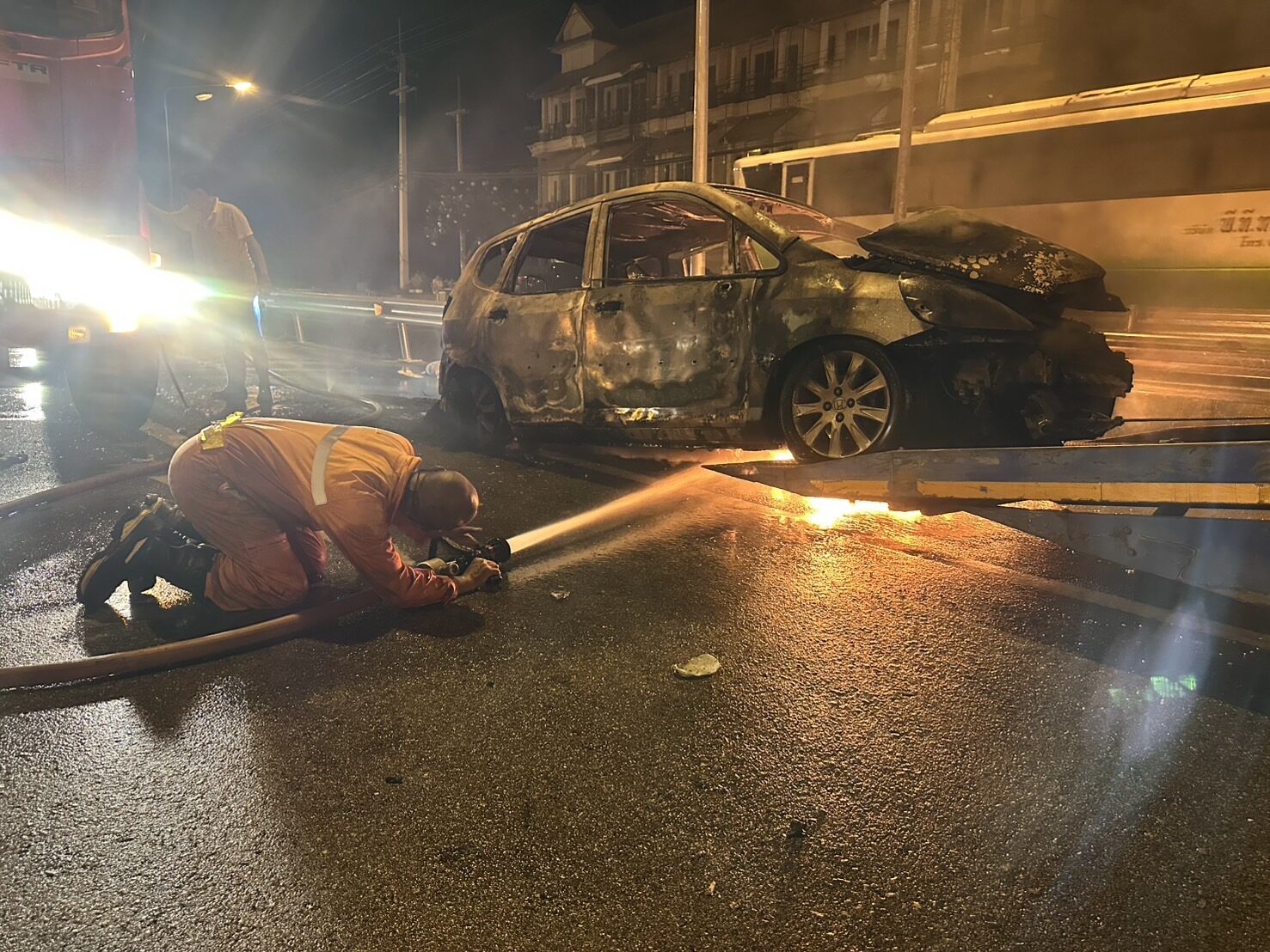 Honda Jazz gutted in Hua Hin car fire on Phetkasem Road | News by Thaiger