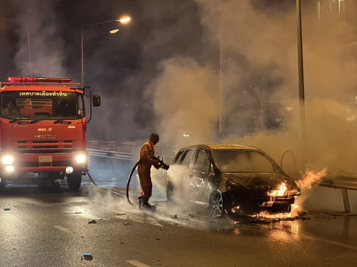 Honda Jazz gutted in Hua Hin car fire on Phetkasem Road | News by Thaiger