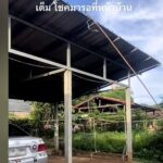 เชื่อโชคมารอหน้าบ้าน งูเขียวเขมือบนก บนหลังคาโรงรถ เล็งเสี่ยงโชคเลขทะเบียนเก๋ง