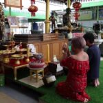 อรชรเชิญยิ้ม ไหว้ขอพร กุมารเทพฤทธิ์ ล้วงไข่ในไหเสี่ยงโชค สมใจได้เลขเด็ด เล็งเสี่ยงดวง
