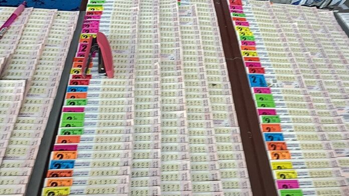 Chiang Mai locals rush to buy lottery tickets before draw | News by Thaiger