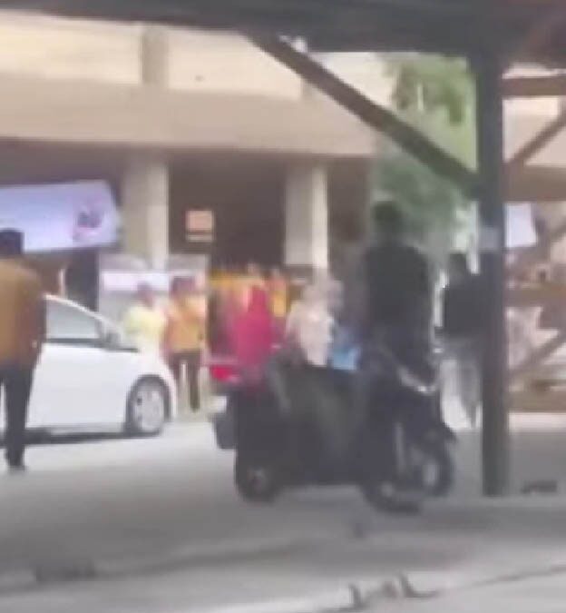 Local politician's aide allegedly assaults border officer at polling station | News by Thaiger